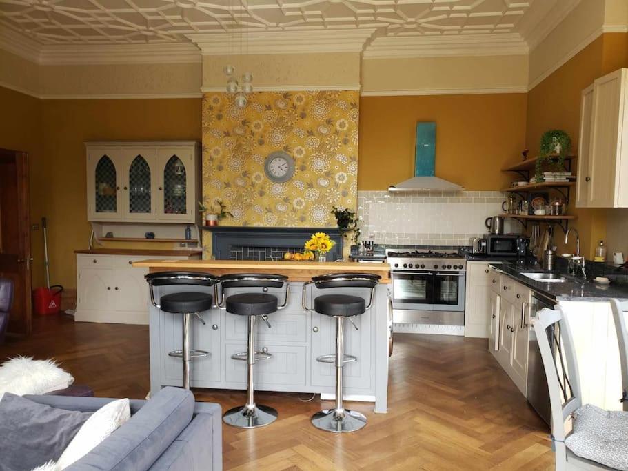 3 Bedroom 3 Bathroom Ground Floor Condo With Veranda Рейгейт Экстерьер фото