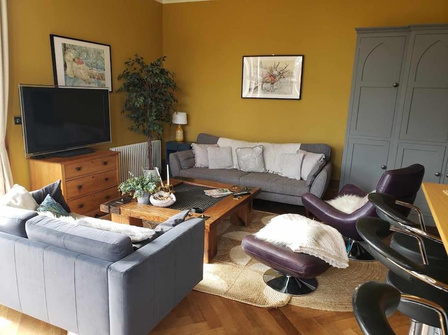 3 Bedroom 3 Bathroom Ground Floor Condo With Veranda Рейгейт Экстерьер фото