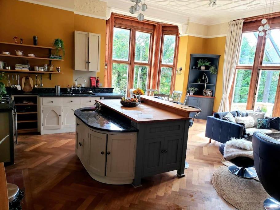 3 Bedroom 3 Bathroom Ground Floor Condo With Veranda Рейгейт Экстерьер фото